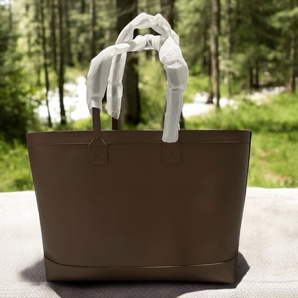 NWT! Burberry Tote Bag - Picture 2 of 16